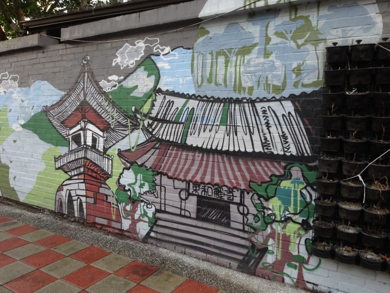 「龍門客棧餃子館」前のストリートアート